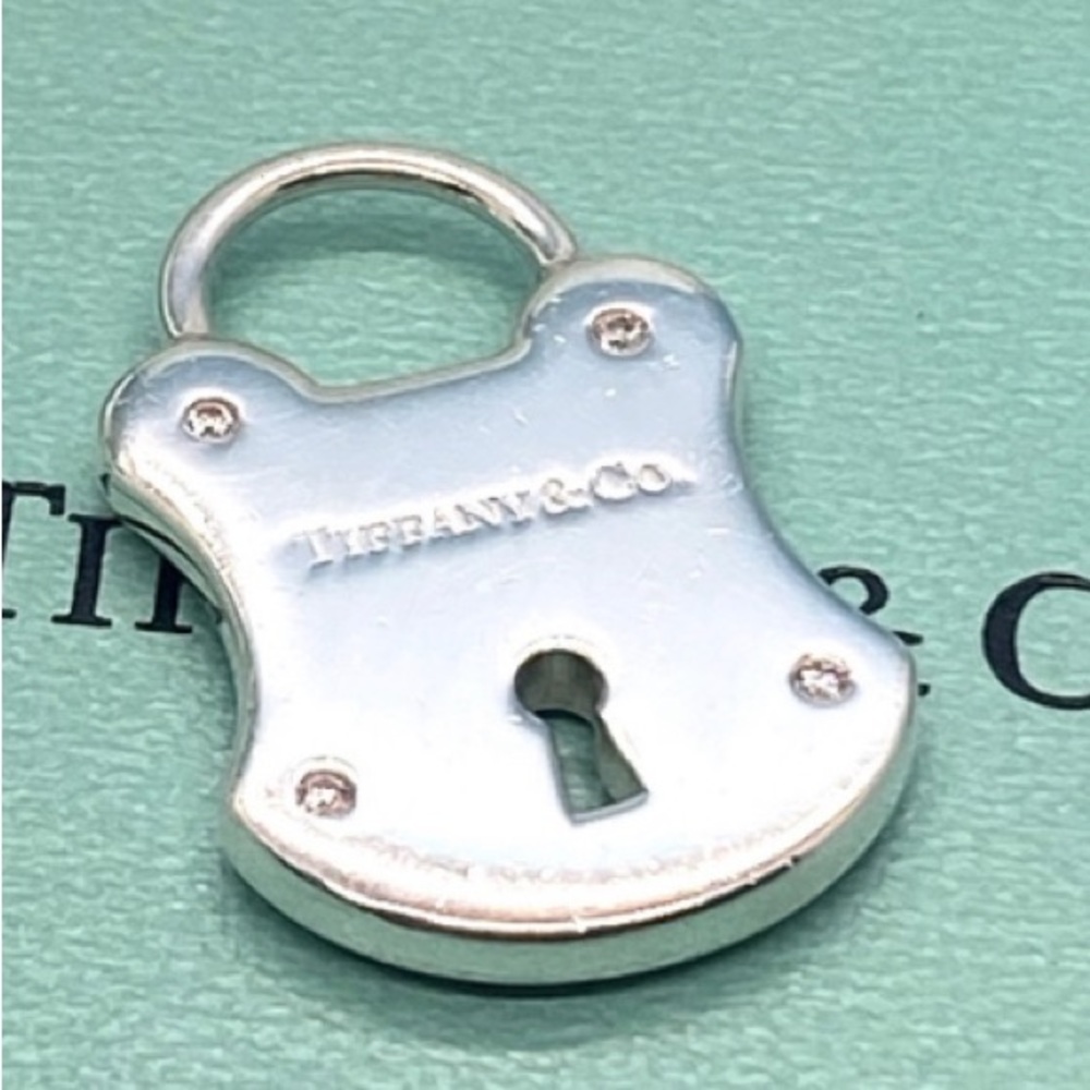 💎Tiffany & Co. Emblem Lock with 4 Diamonds Pendant Charm